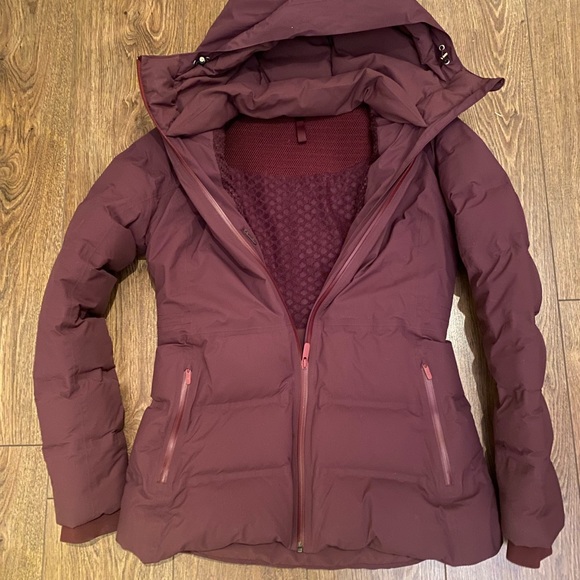 Lululemon Sleet Street. Cassis. Size 8 - Picture 4 of 4